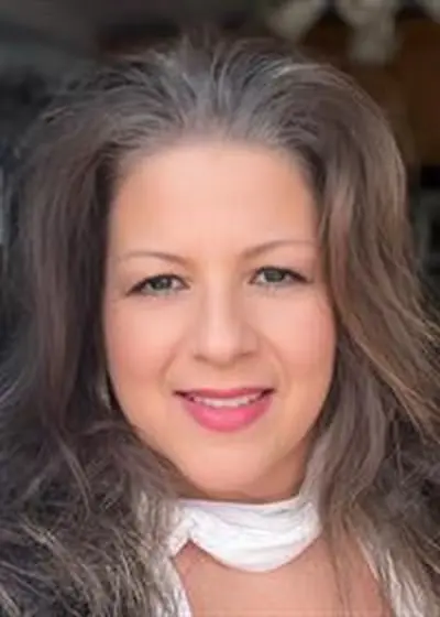 Katherine Athanasatos headshot