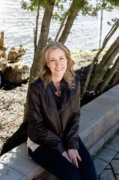 Jennifer Gonis headshot