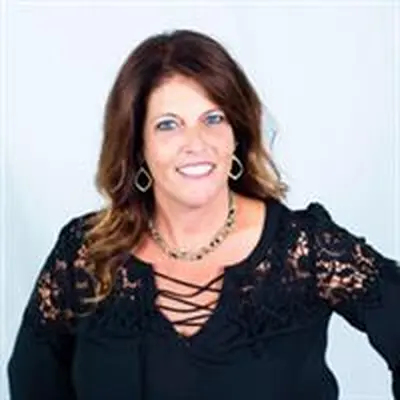 Alicia Brodsky headshot