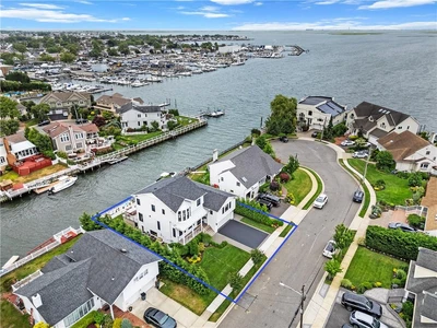 Photograph of 2911 Harbor Road