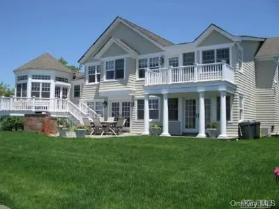 Photograph of 134 Riviera Dr. S