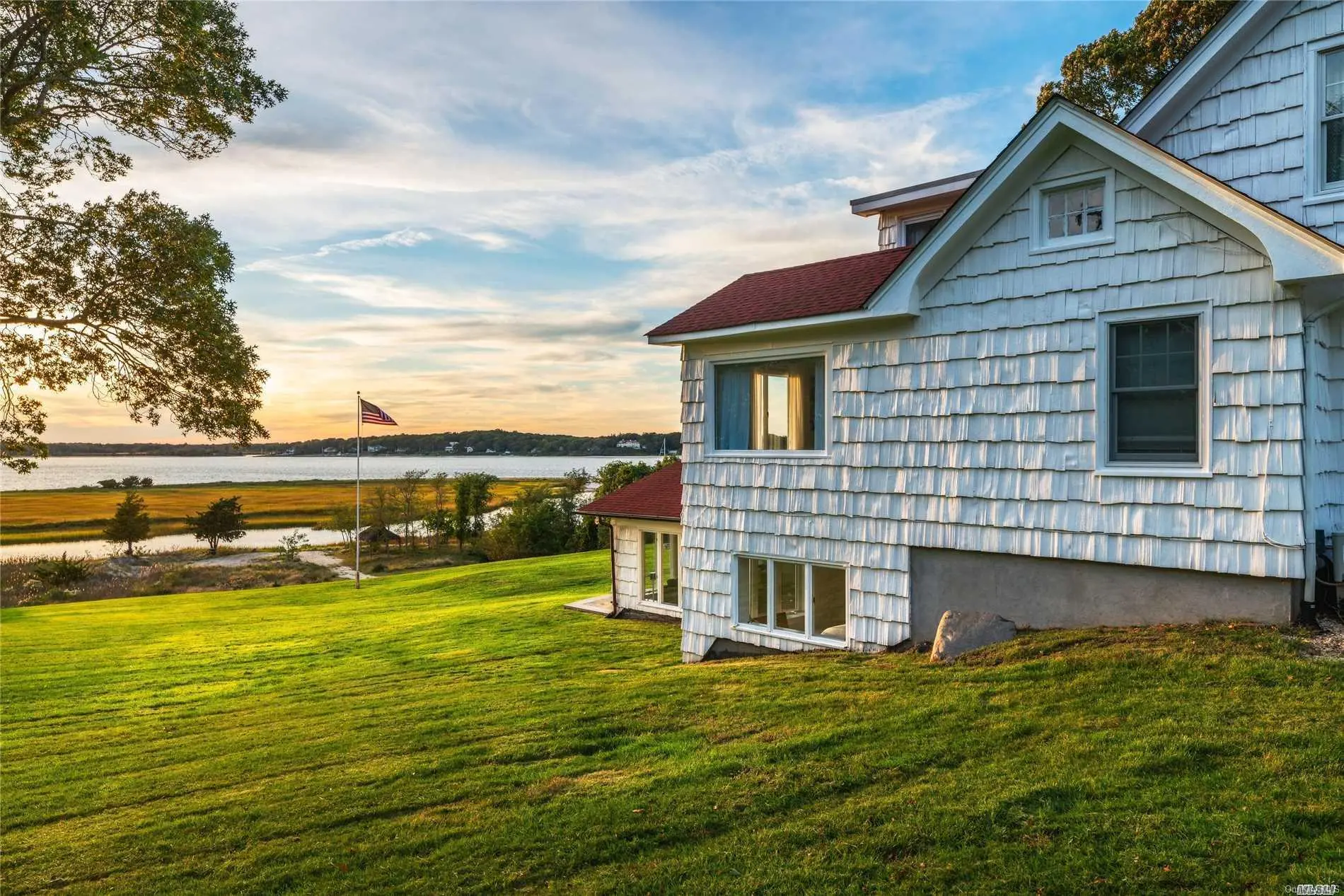 Photograph of 805 Meadow Beach Lane