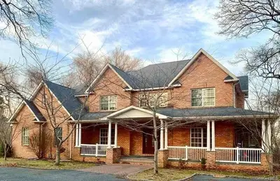 Photograph of 271 Great River Road