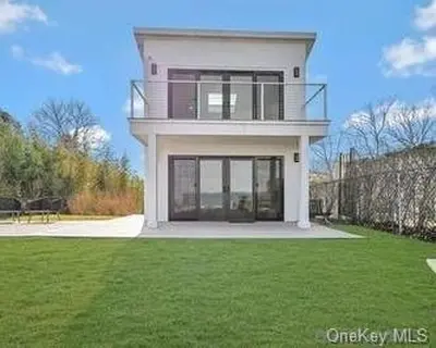 Photograph of 114 Cliff Road