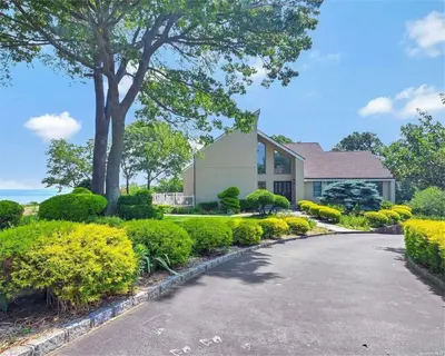 Photograph of 11 Bluff View Court