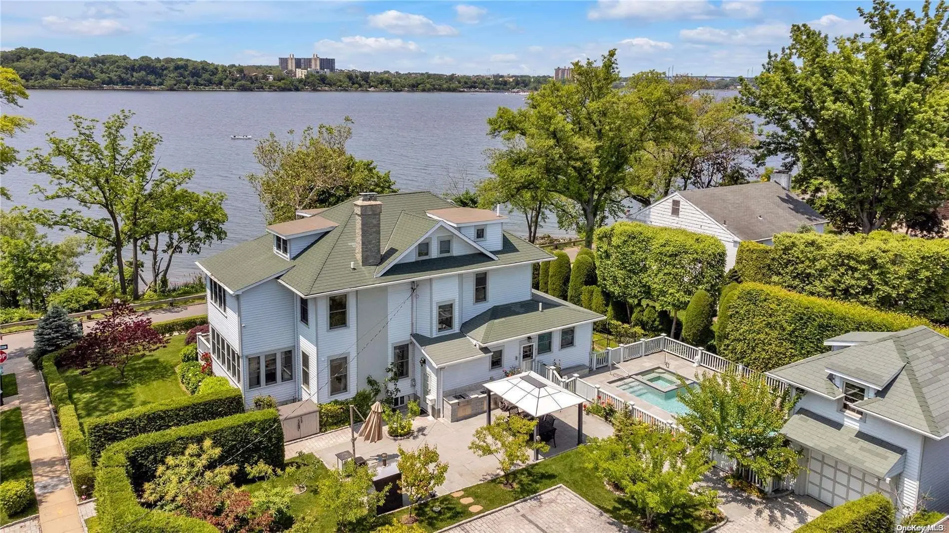 Photograph of 102 Shore Road
