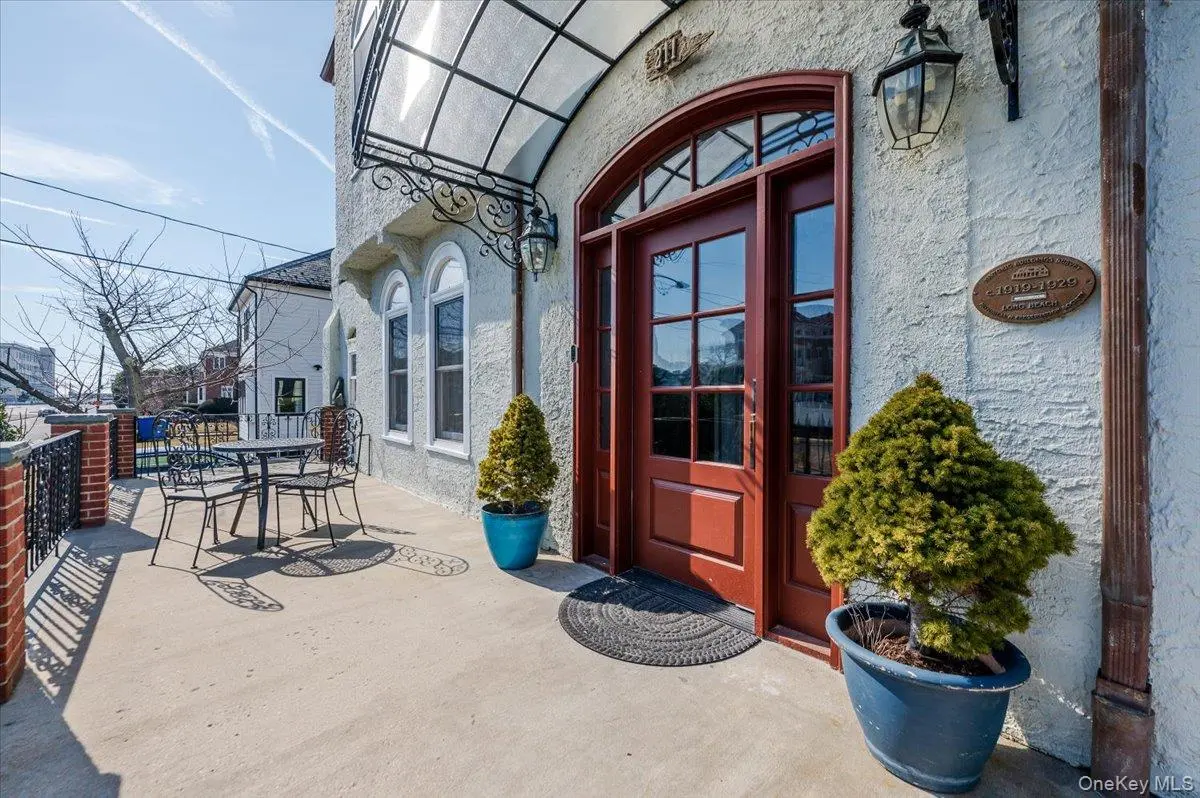 Photograph of 211 Laurelton Boulevard