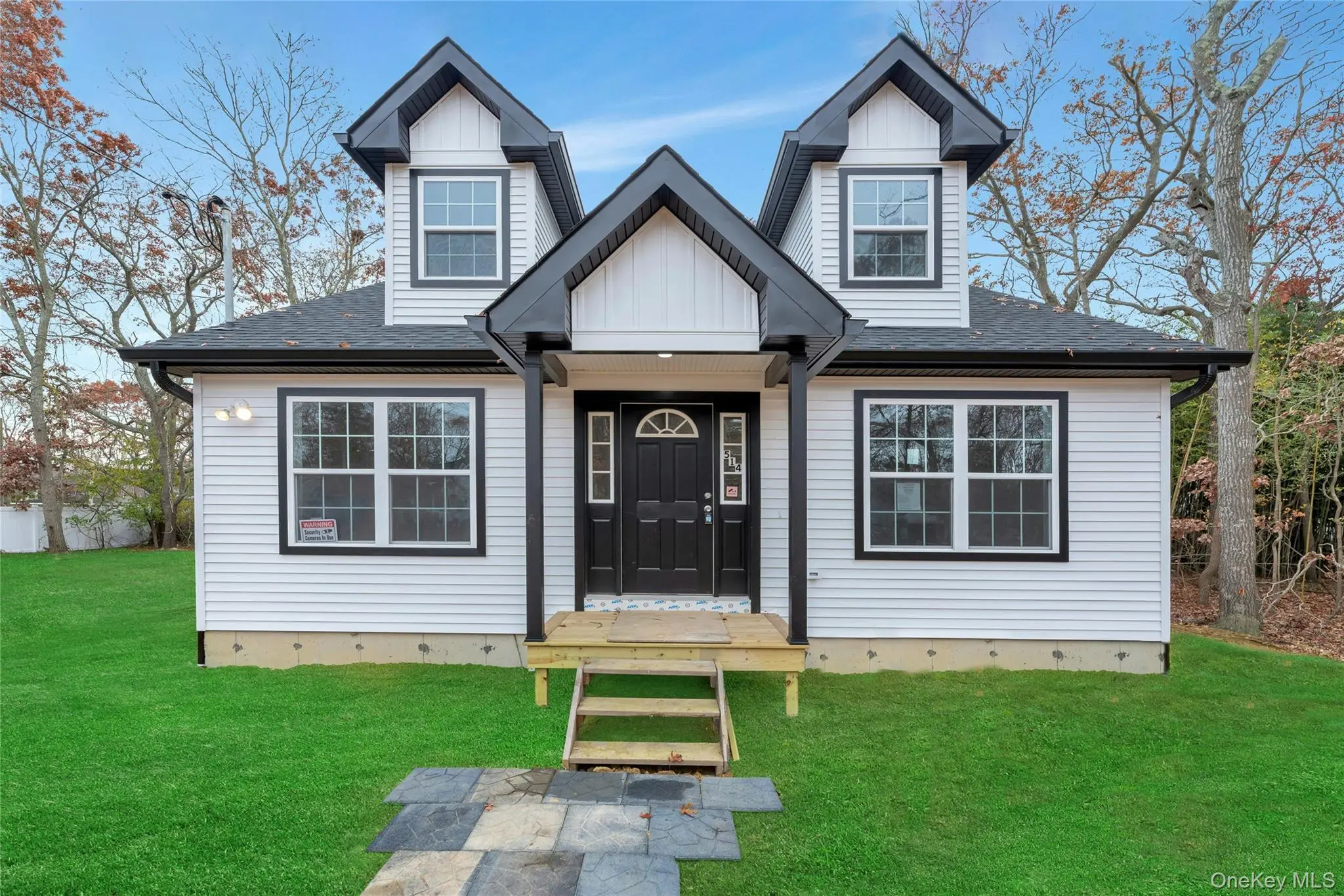 Photograph of 305 COMMACK Road