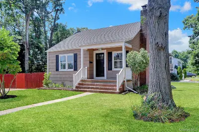 Photograph of 20 Whitman Avenue