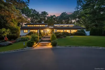 Photograph of 30 Fox Hollow Ridings Road