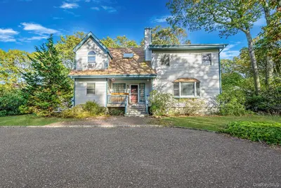 Photograph of 484 Brookhaven Avenue