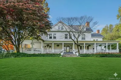 Photograph of 24 Harbor Hill Road