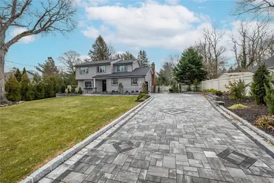 Photograph of 20 Soundview Drive