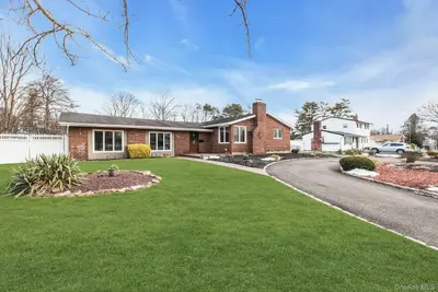 Photograph of 1044 Commack Road