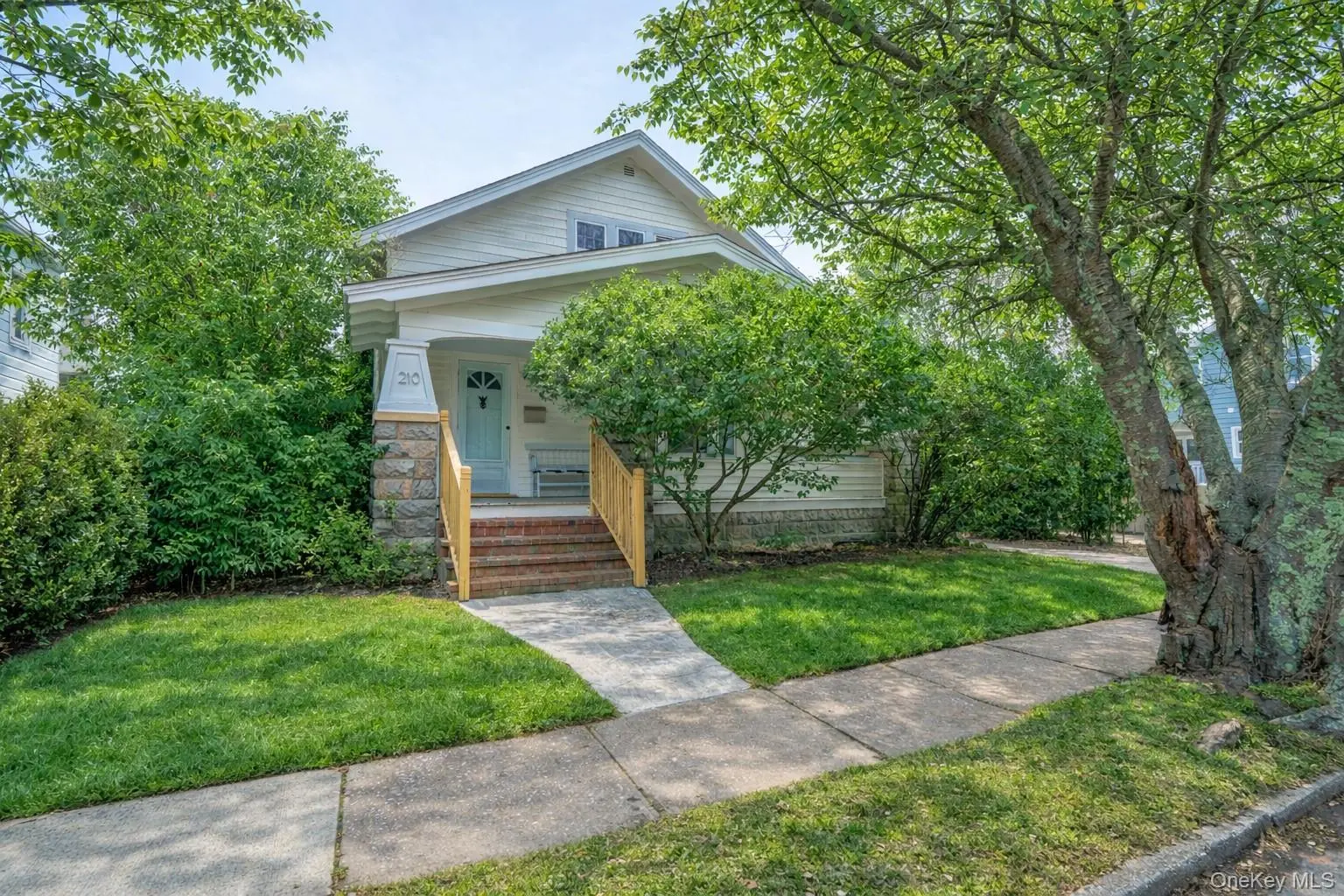 Photograph of 210 5th Street