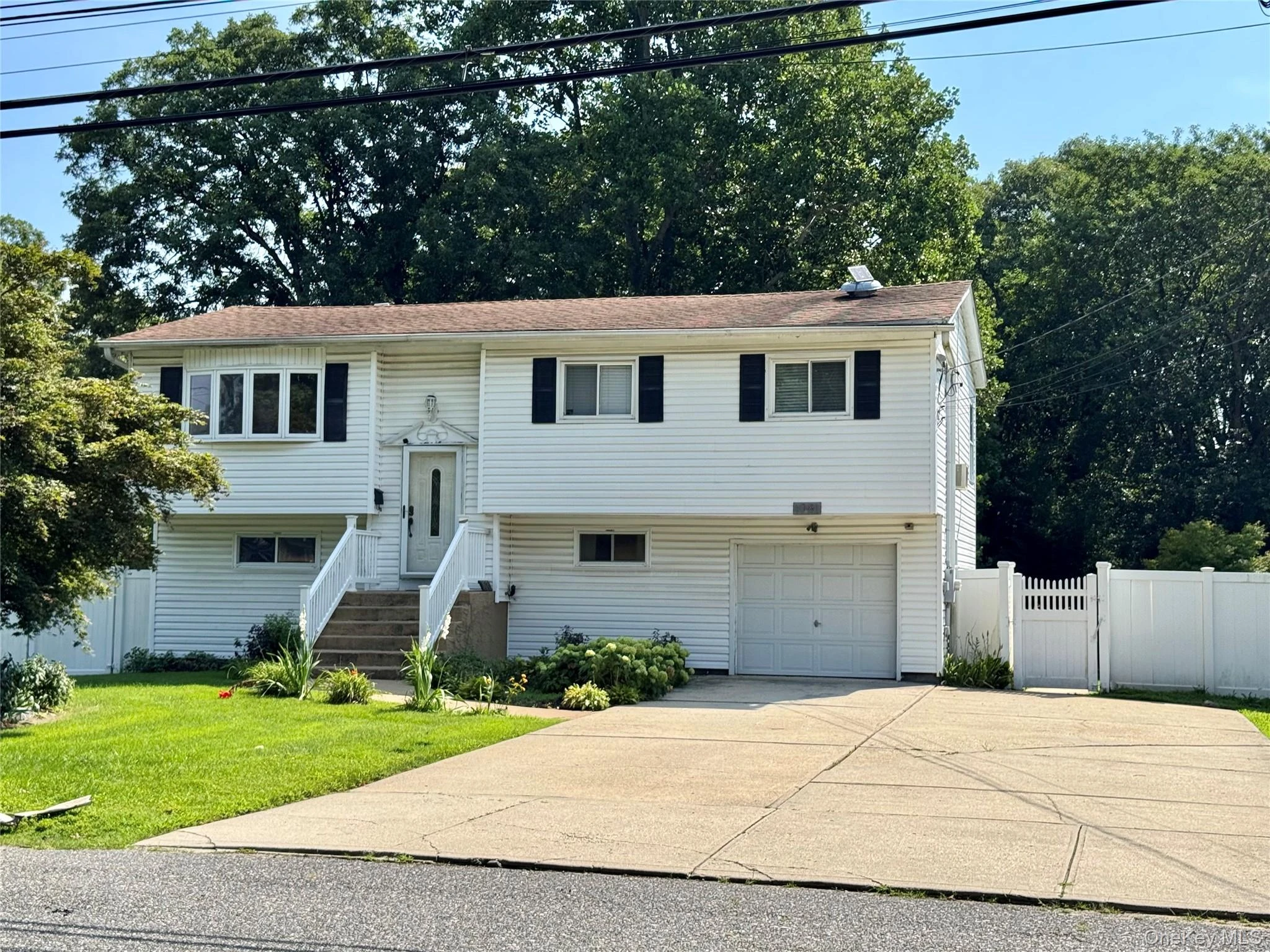 Photograph of 1081 Bay Shore Avenue