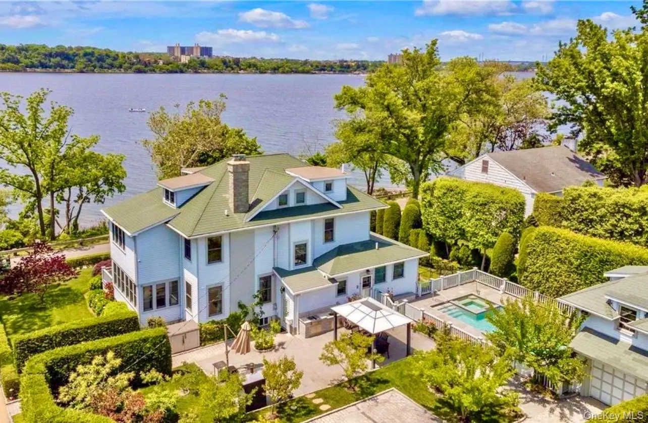 Photograph of 102 Shore Road