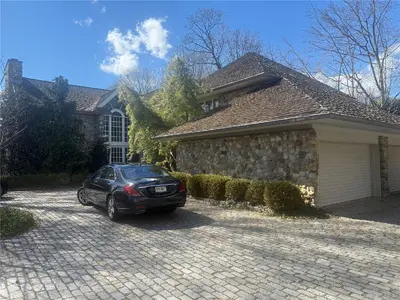 Photograph of 150 Shore Road