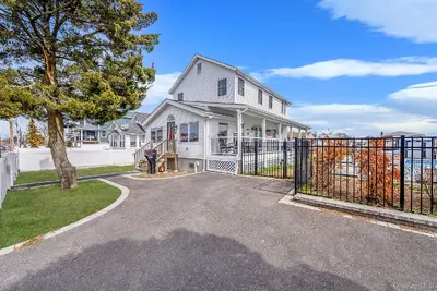 Photograph of 794 Pecan Street