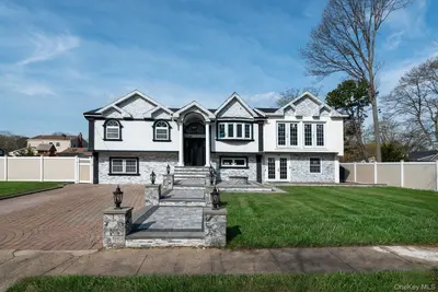 Photograph of 478 Mayflower Avenue