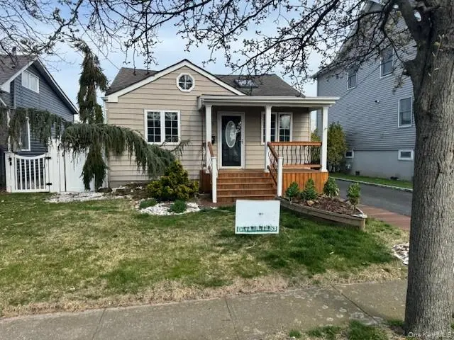 Photograph of 75 Bay Drive