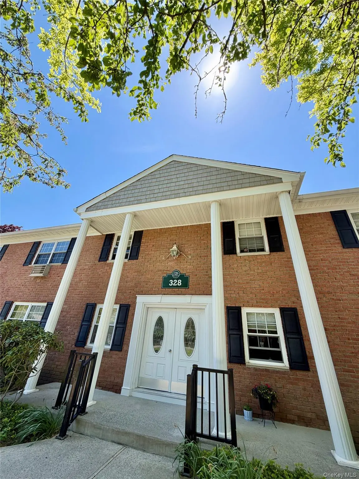 Photograph of 328 Lakeland Avenue