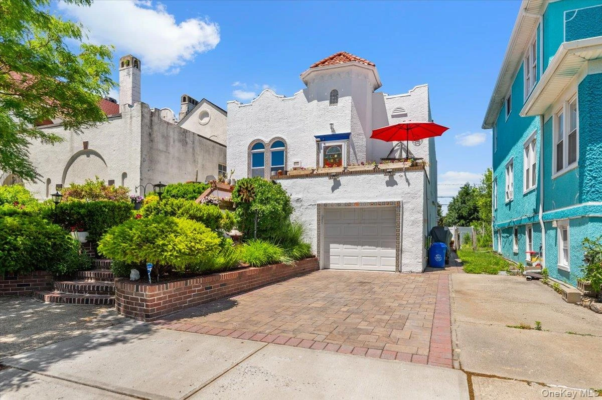 Photograph of 323 Walnut Street