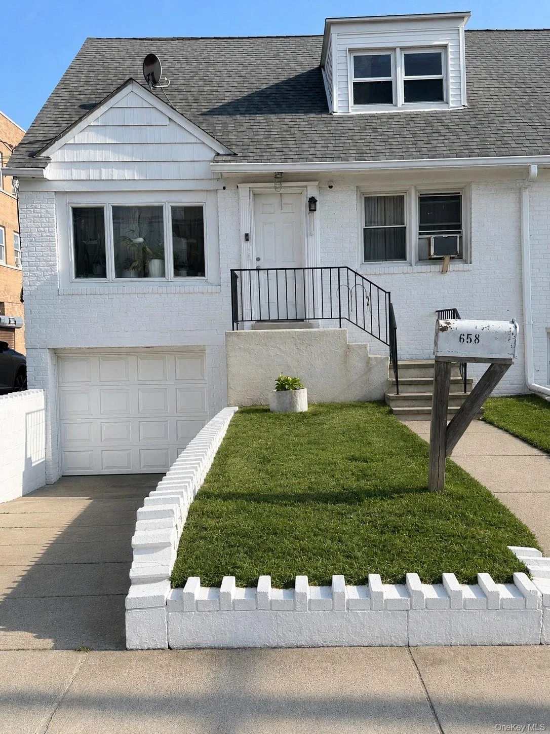 Photograph of 658 Broadway