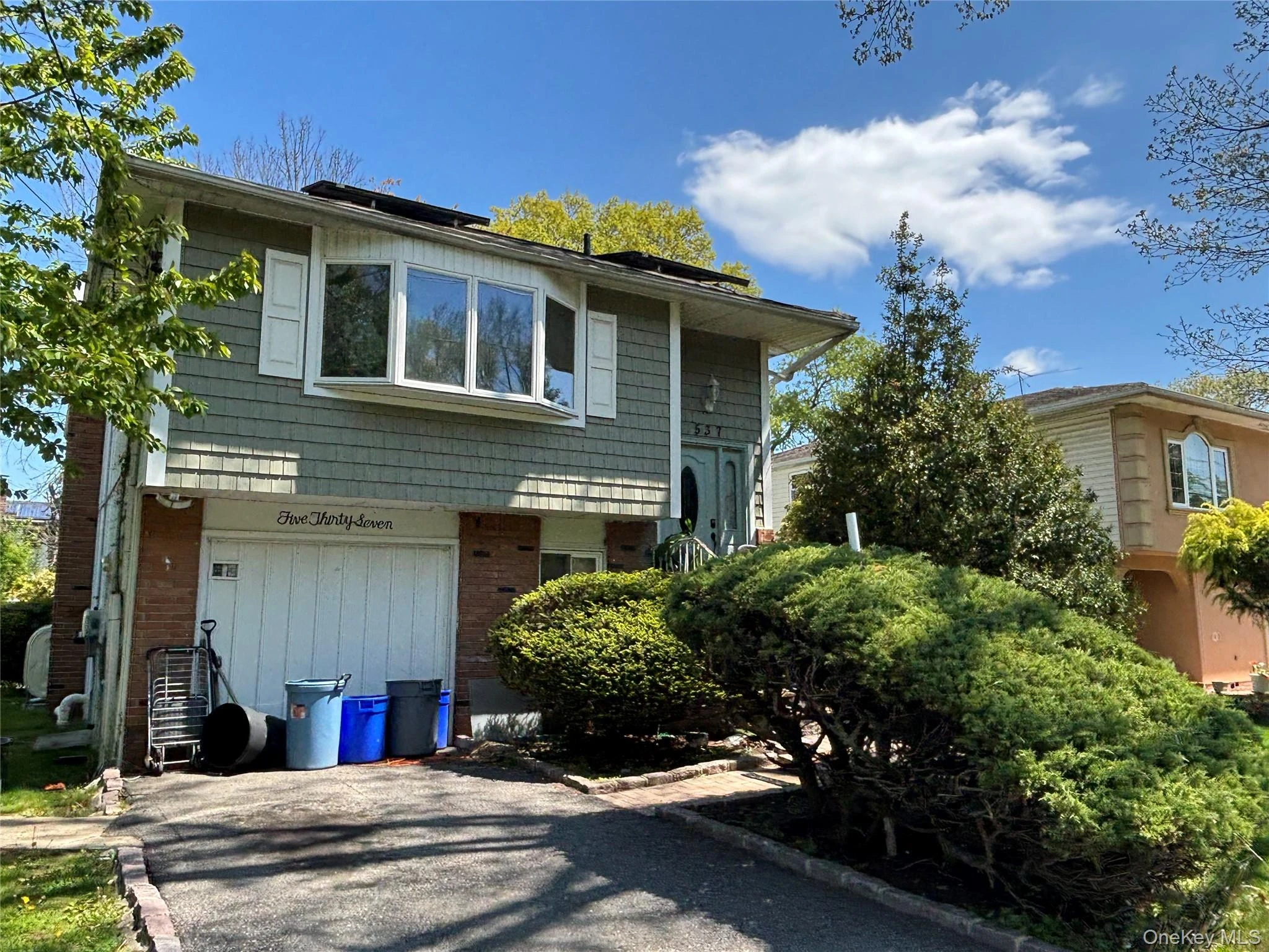 Photograph of 537 Lakeway Drive