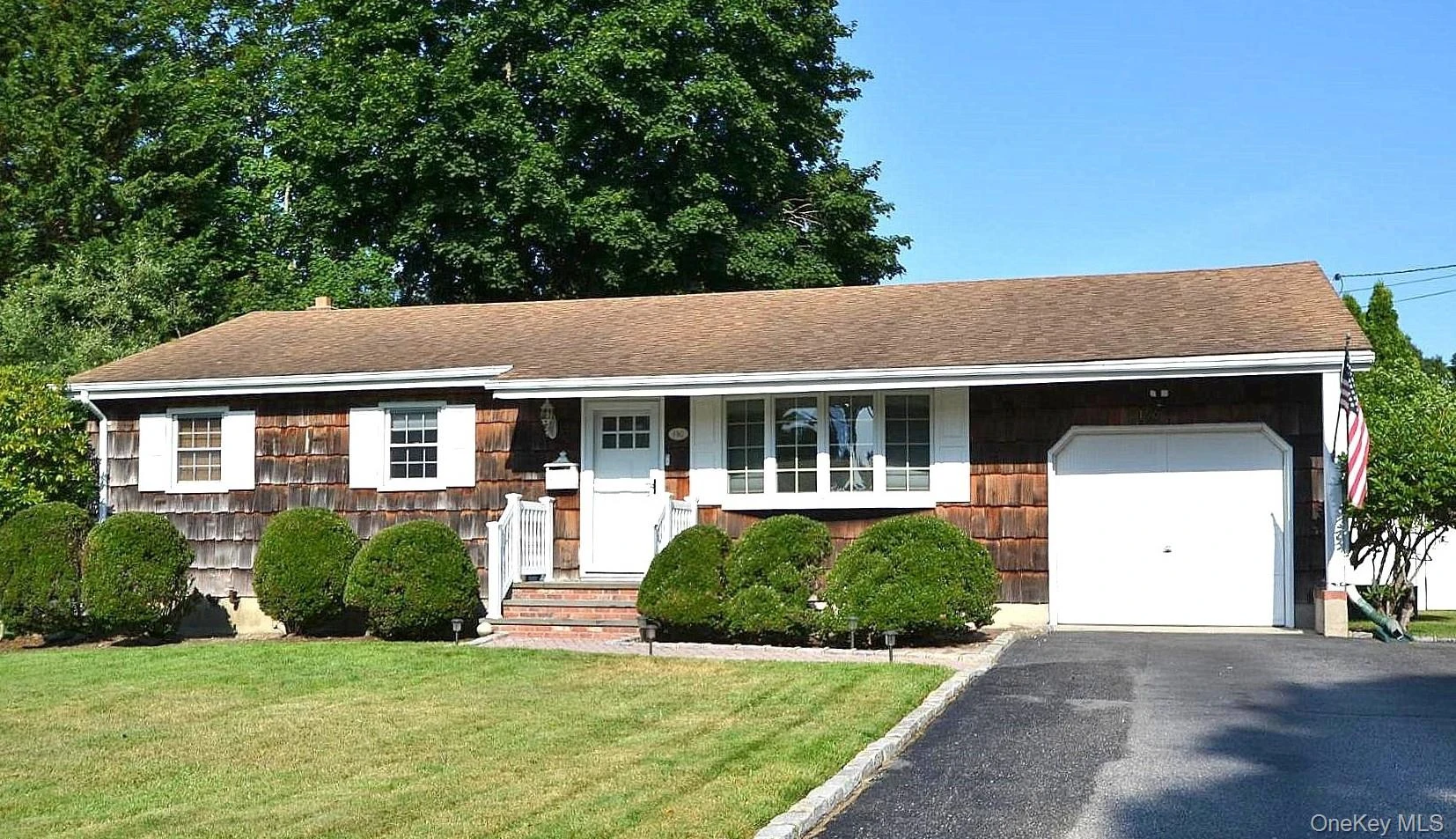 Photograph of 190 Pine Neck Avenue