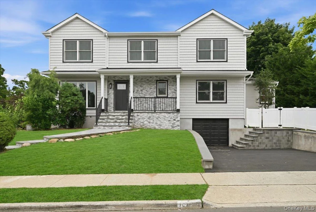 Photograph of 616 Harless Place