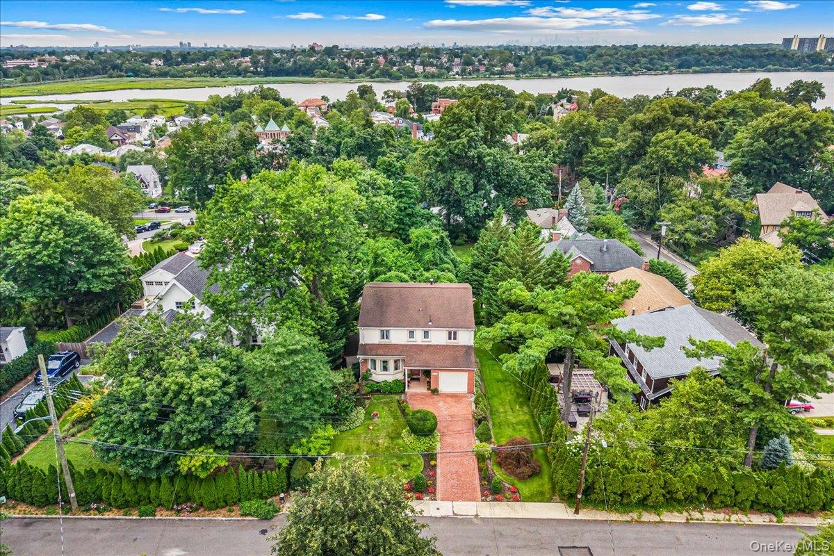 Photograph of 3850 Hillcrest Avenue