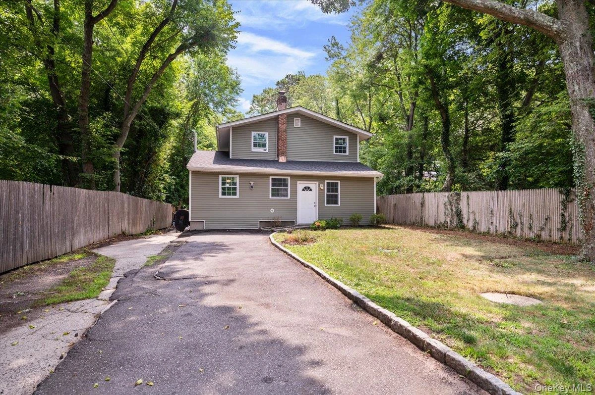 Photograph of 1241 Connetquot Avenue