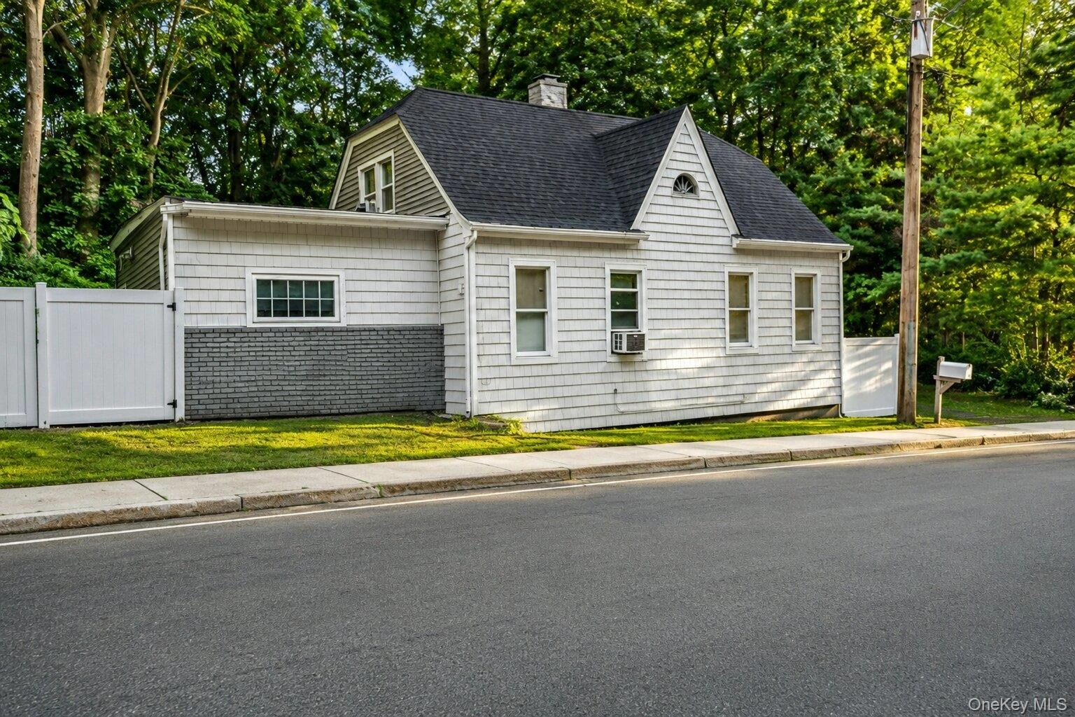 Photograph of 864 Fort Salonga Road