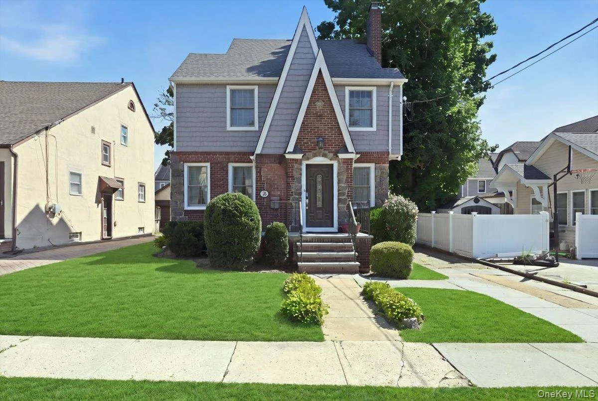 Photograph of 243 Spruce Street
