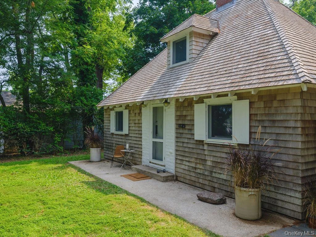 Photograph of 1320 Arshamomaque Avenue