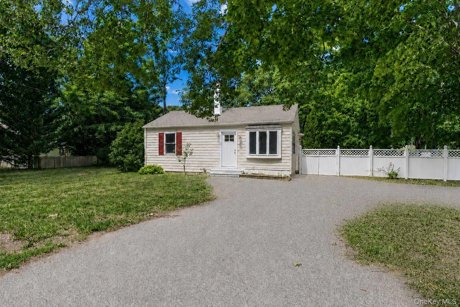 Photograph of 685 Horseblock Road