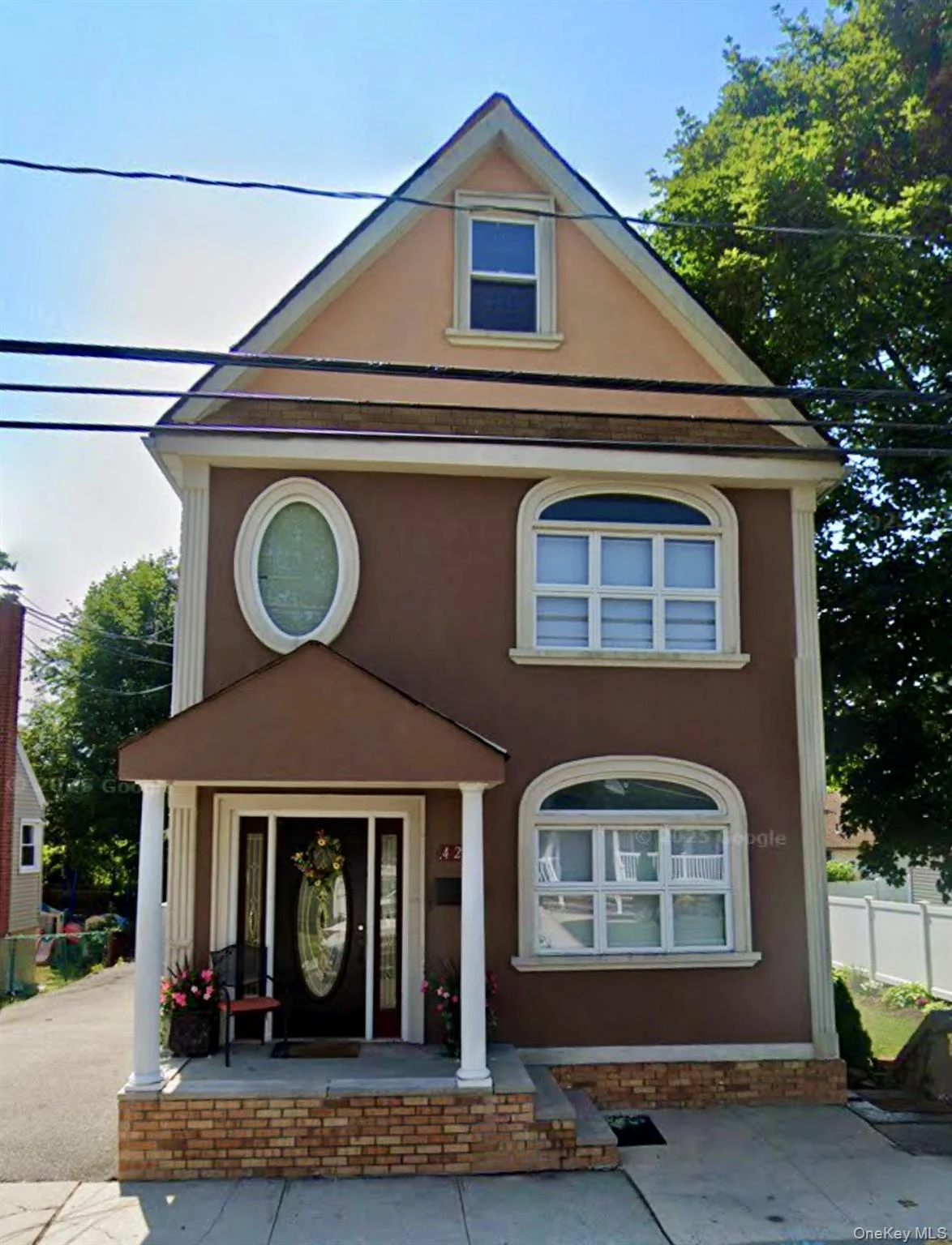 Photograph of 421 Roquette Avenue