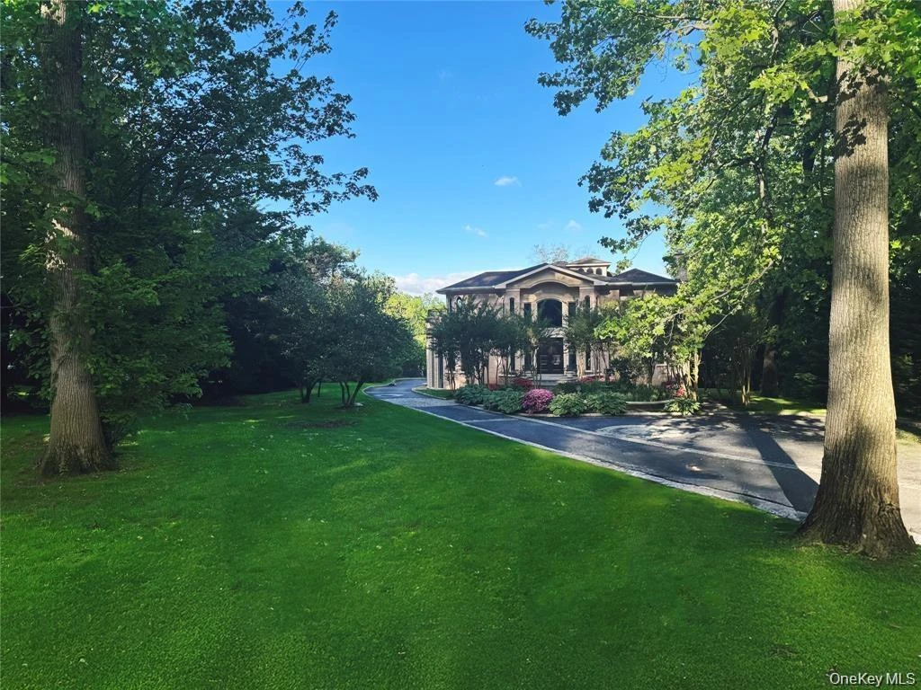 Photograph of 527 Manhasset Woods Road