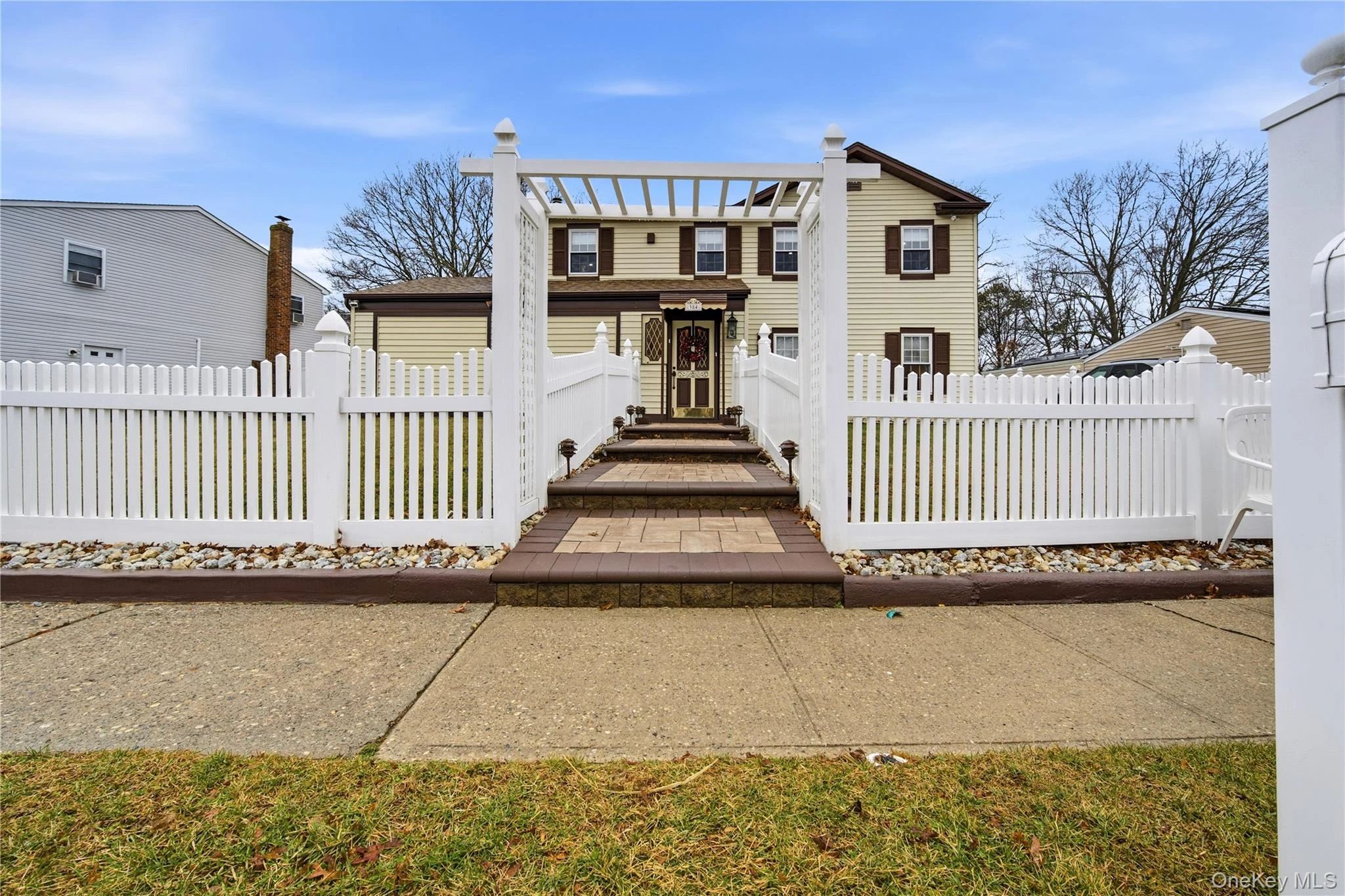 Photograph of 384 SINGINGWOOD Drive
