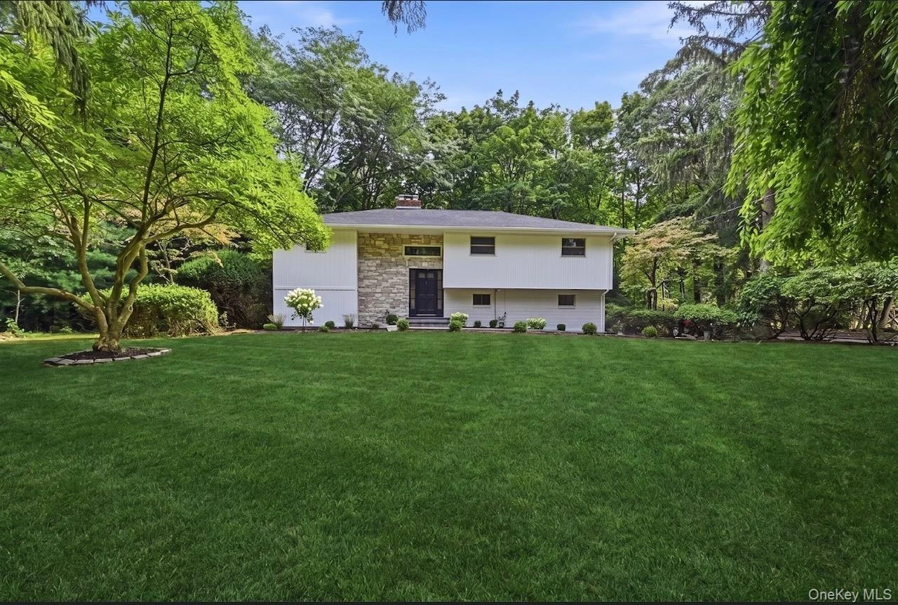 Photograph of 10 Moonedge Road