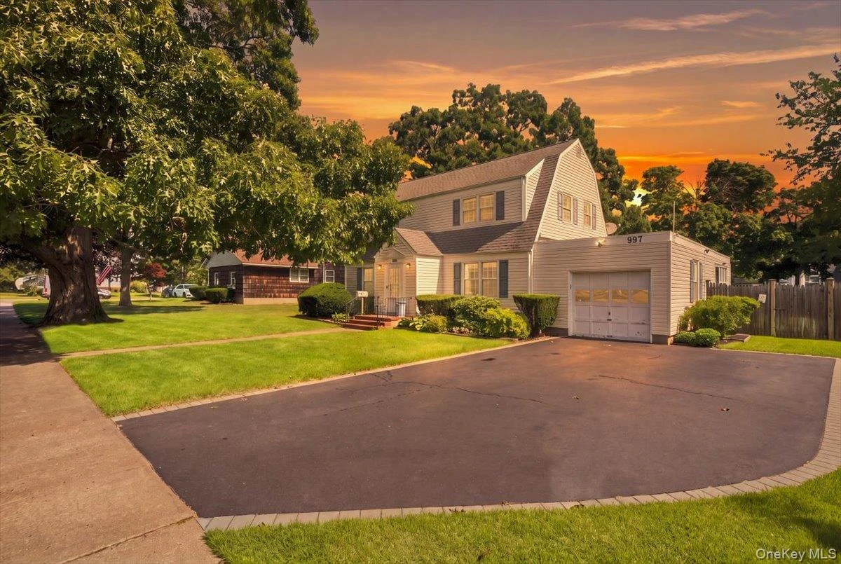 Photograph of 297 Maple Avenue