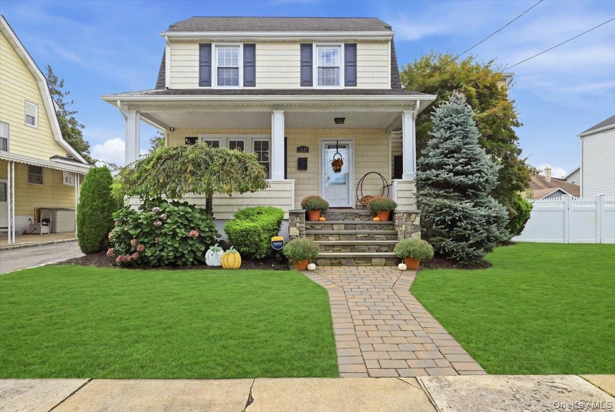 Photograph of 2546 Hicks Street