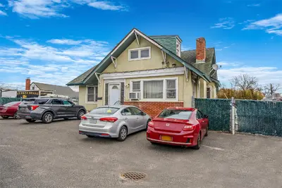 Photograph of 327 Ronkonkoma Avenue