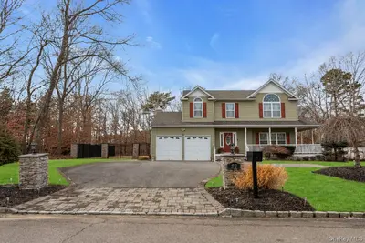 Photograph of 28 Williamsburg Way