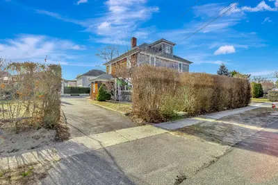 Photograph of 389 Sweezy Avenue