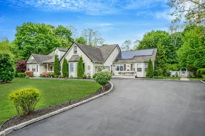 Photograph of 8 Emerald Court