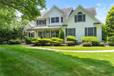 Photograph of 2 Old Brookville Court
