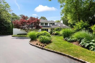 Photograph of 6 Laurelwood Court