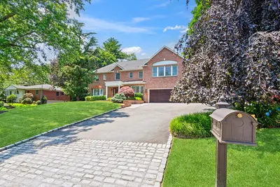 Photograph of 41 Hofstra Drive